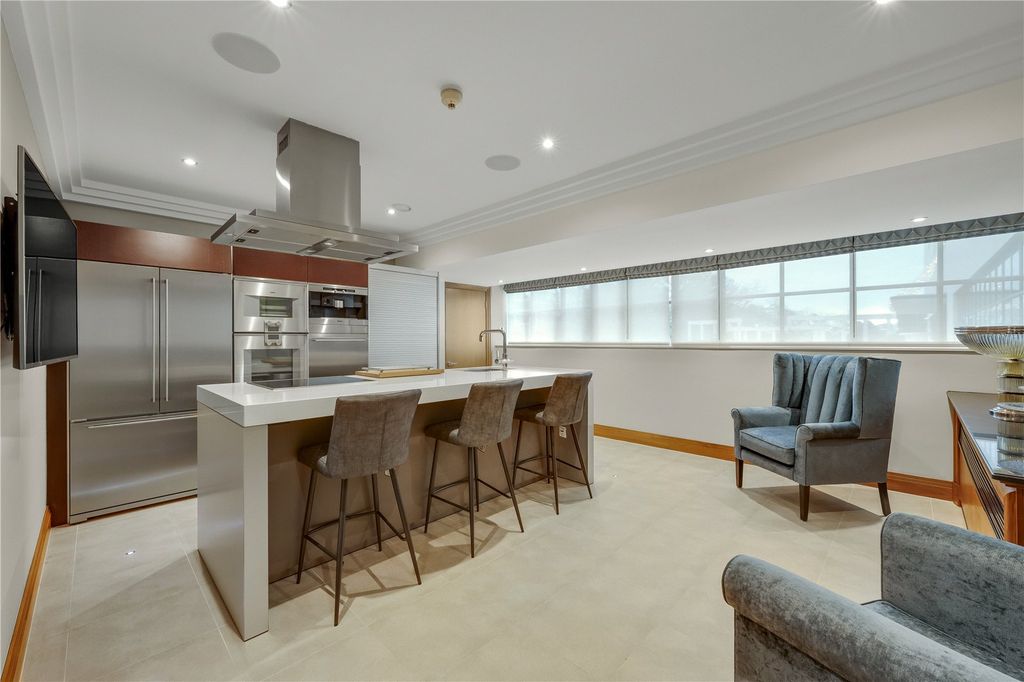 Additional image 2 of 2 bed flat to rentCharters Road, Ascot, Berkshire SL5