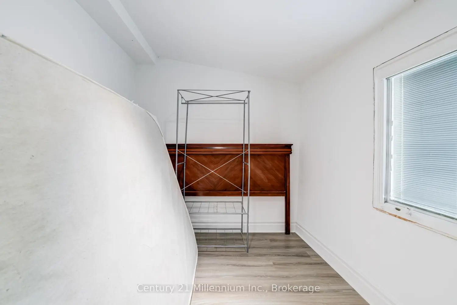 Additional image 14 of 303240 33 Side Road