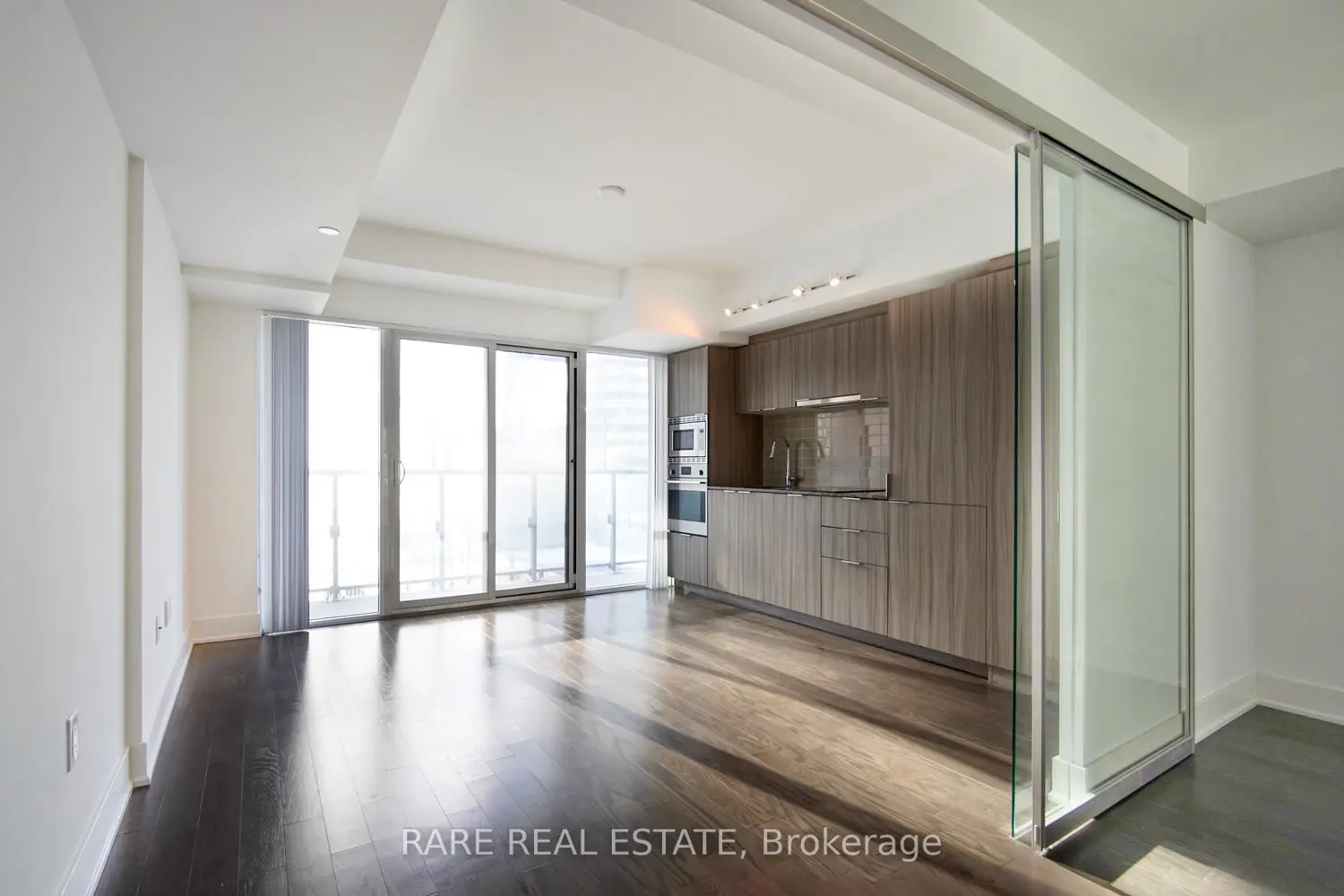 Additional image 8 of 955 Bay Street 1002