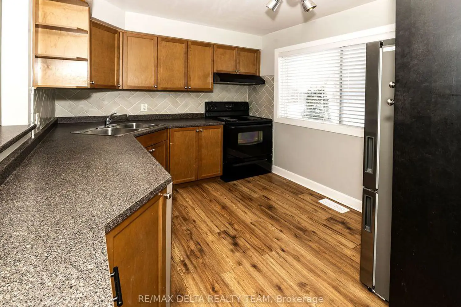 3024 Fairlea Crescent - photo 4