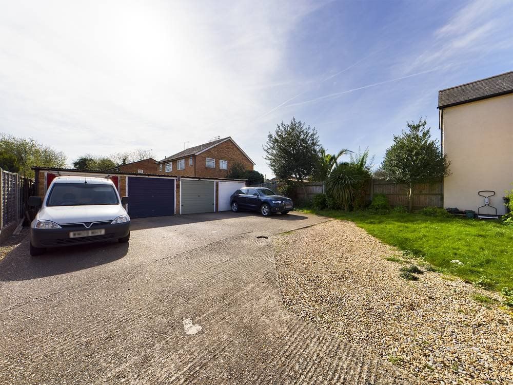 Additional image 2 of 1 bed flat to rentChantry Road, Chertsey, Surrey KT16