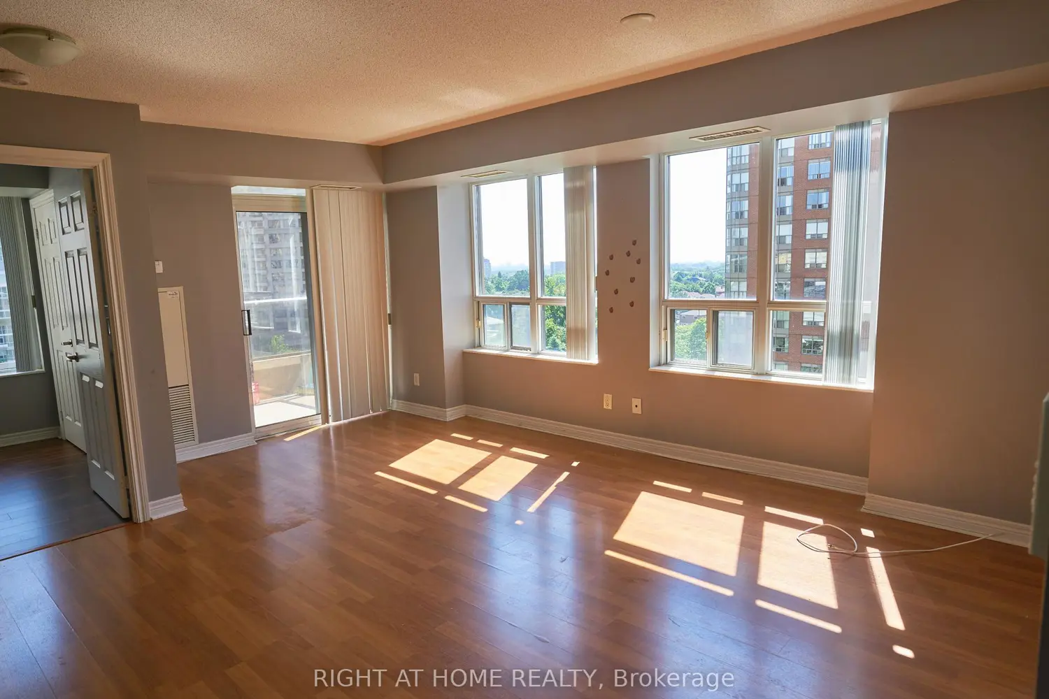 310 Burnhamthorpe Road 811