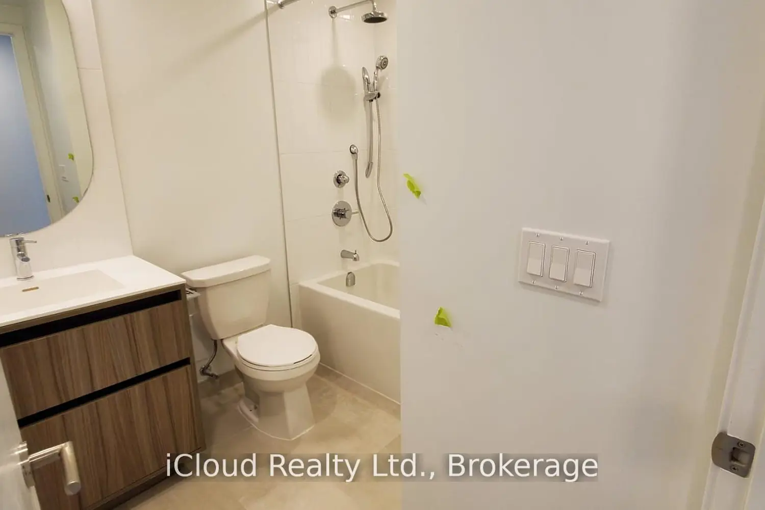 7950 Bathurst Street 210 photo 4