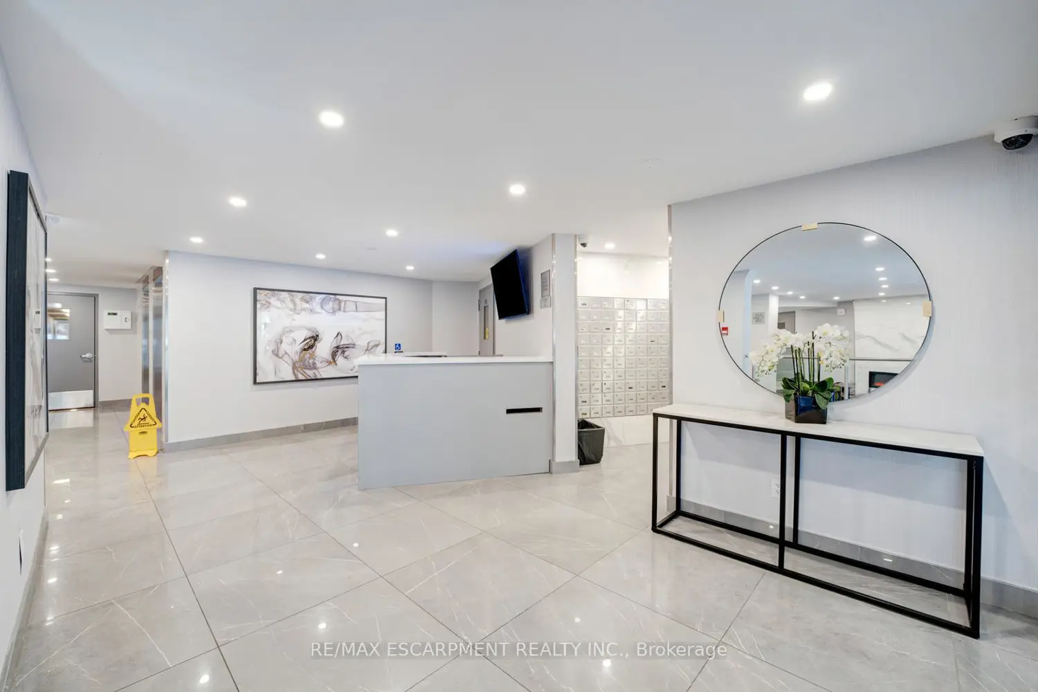 Additional image 2 of 10 Edgecliff Golfway 206