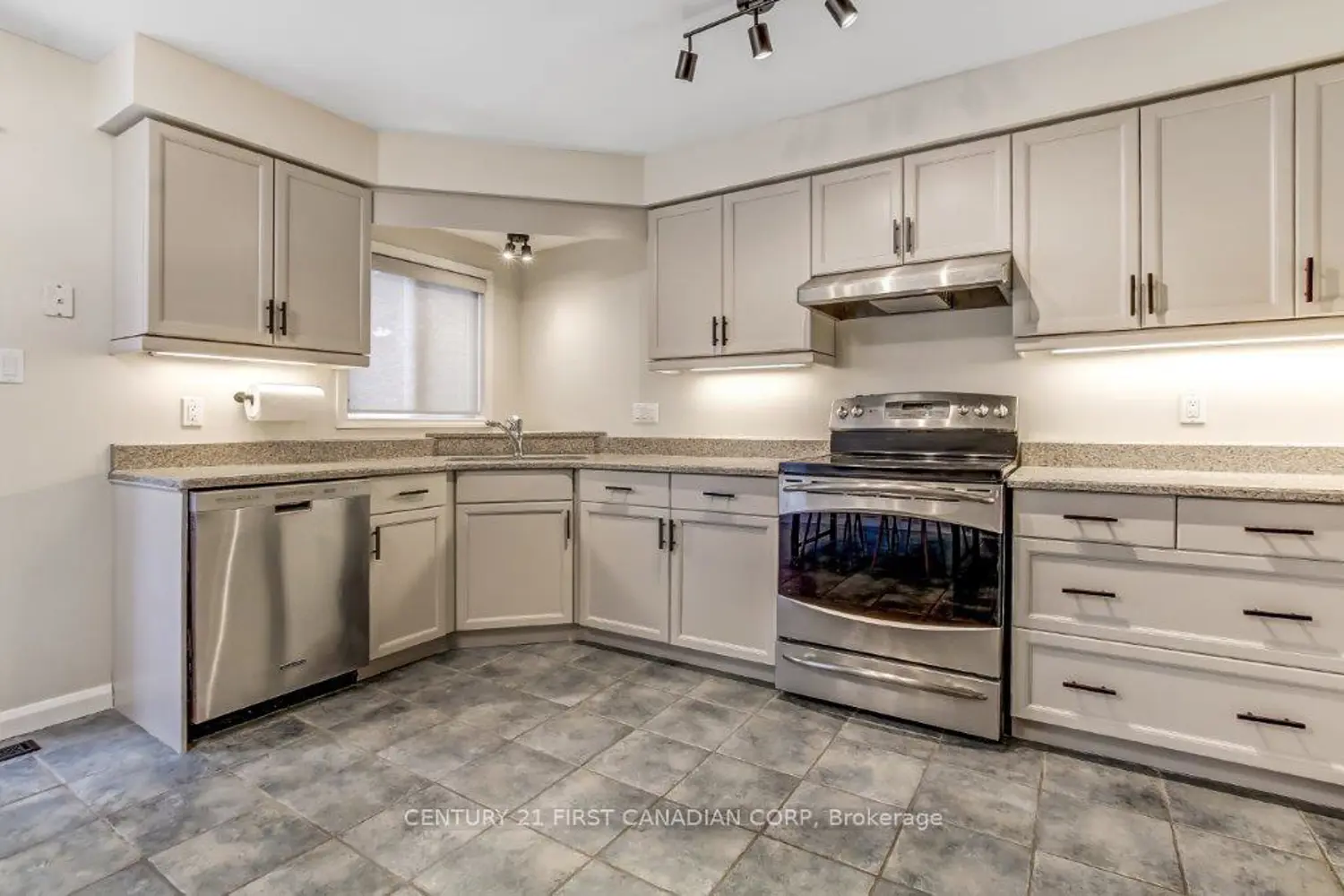 609 Colborne Street 2 photo 5