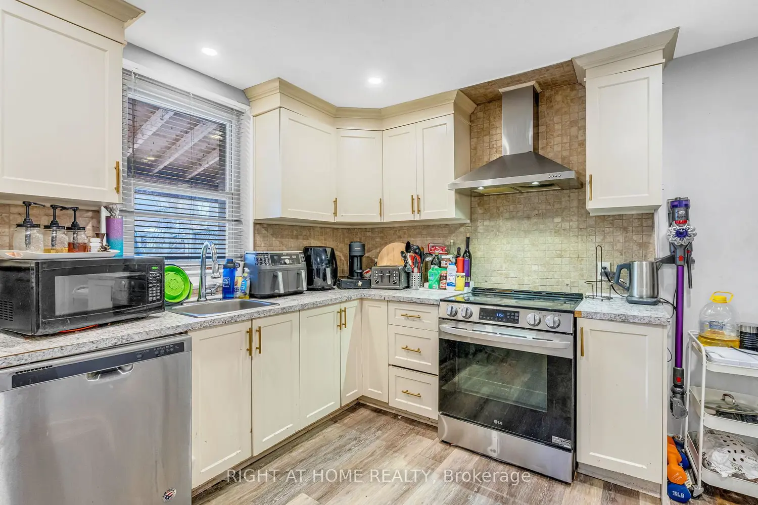 Additional image 12 of 207 Lottridge Street