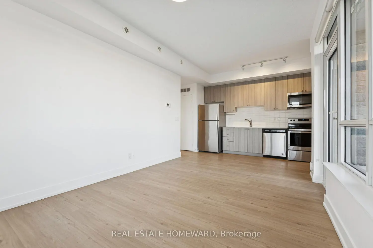 Additional image 7 of 1245 Bayly Street 21