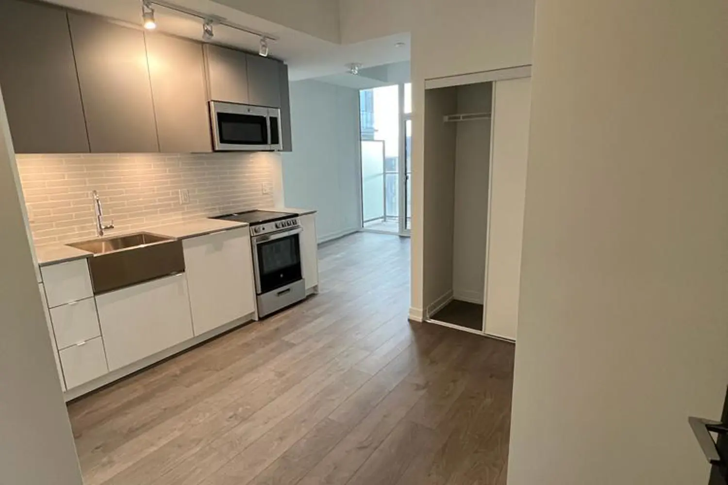Additional image 2 of 270 Dufferin Street 914
