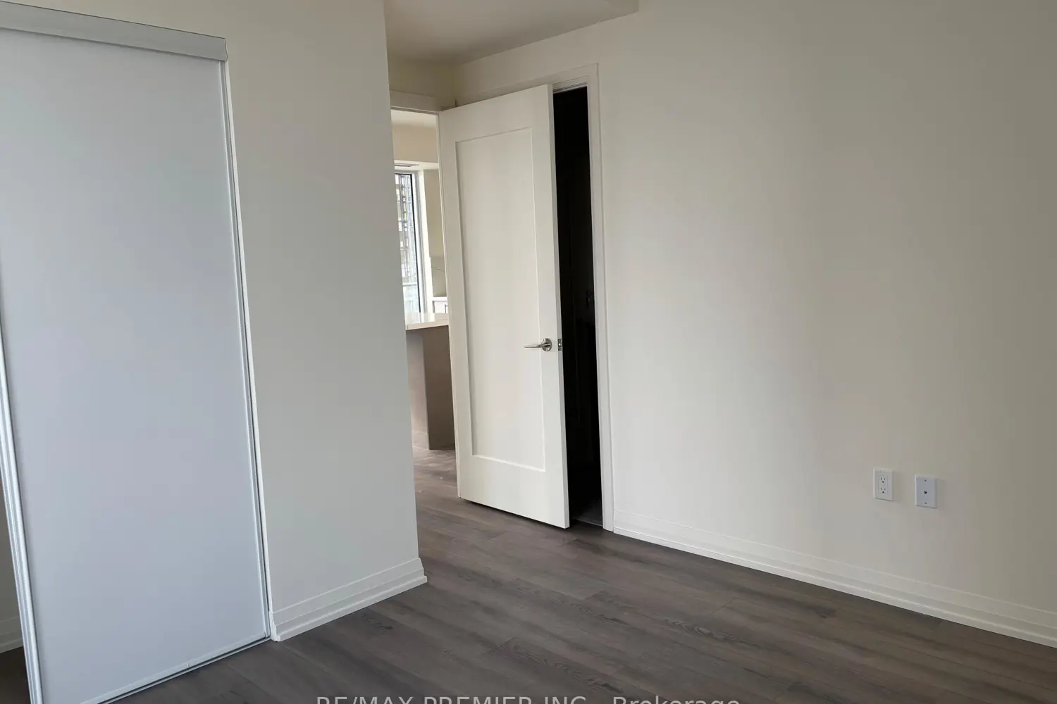 8960 Jane Street 1410 photo 3
