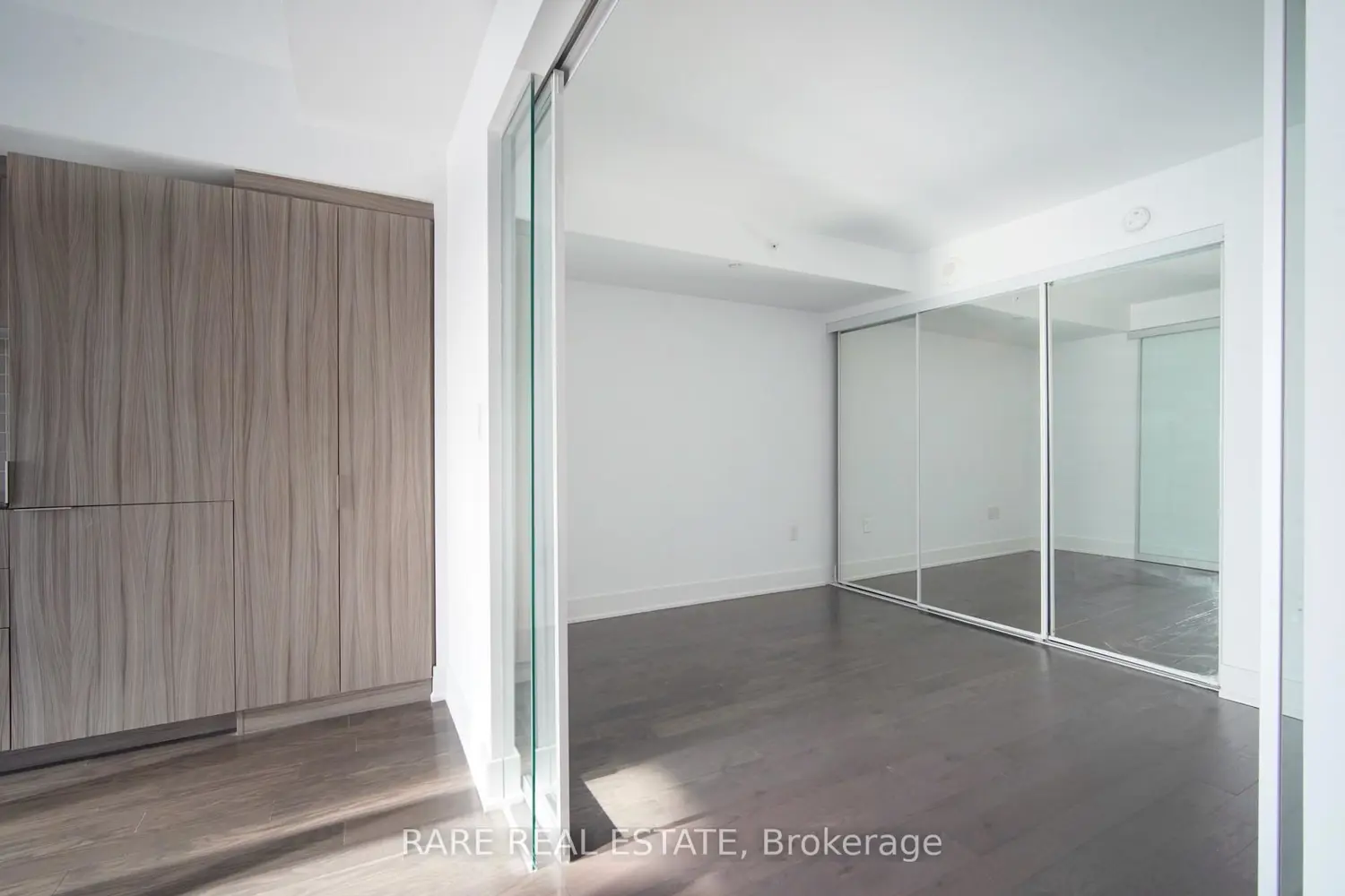 Additional image 9 of 955 Bay Street 1002
