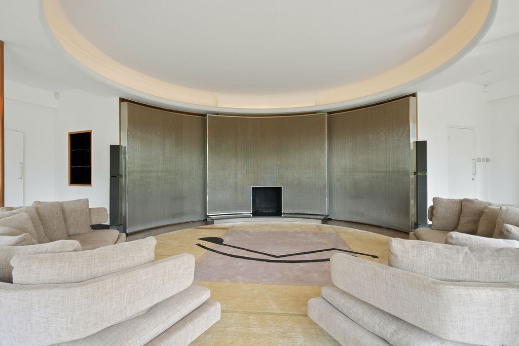 Additional image 5 of 6 bed country house to rentSt. Anns Hill Road, Chertsey KT16