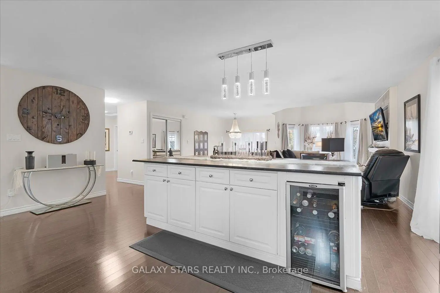 888 Oberland Drive photo 4