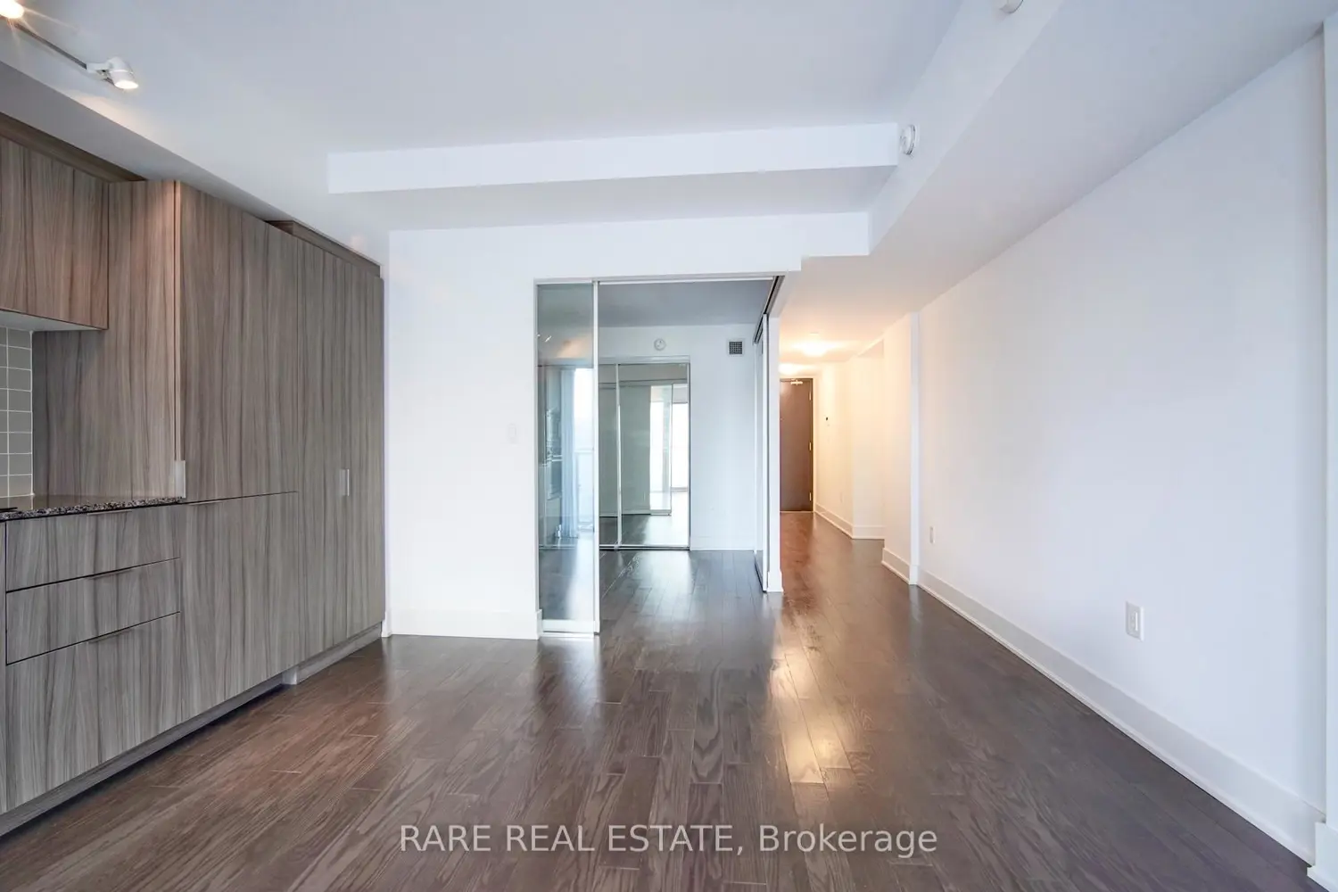 Additional image 6 of 955 Bay Street 1002