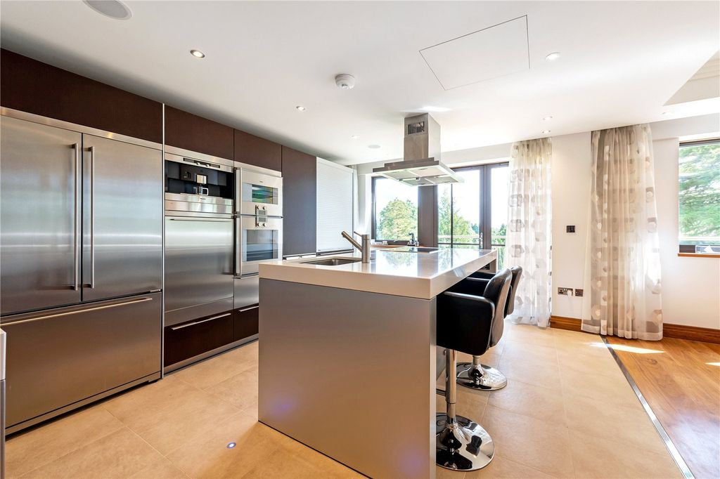 Additional image 3 of 3 bed flat to rentCharters Garden House, Charters Road, Sunningdale SL5