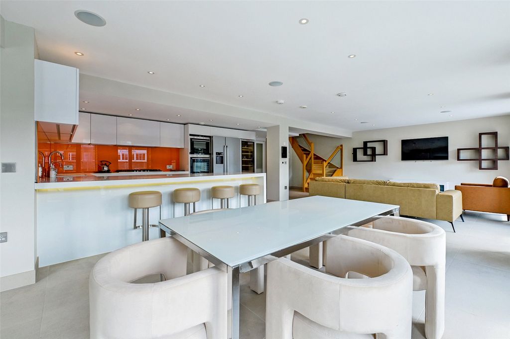 Additional image 3 of 3 bed flat to rentHigh Street, Eton, Windsor, Berkshire SL4