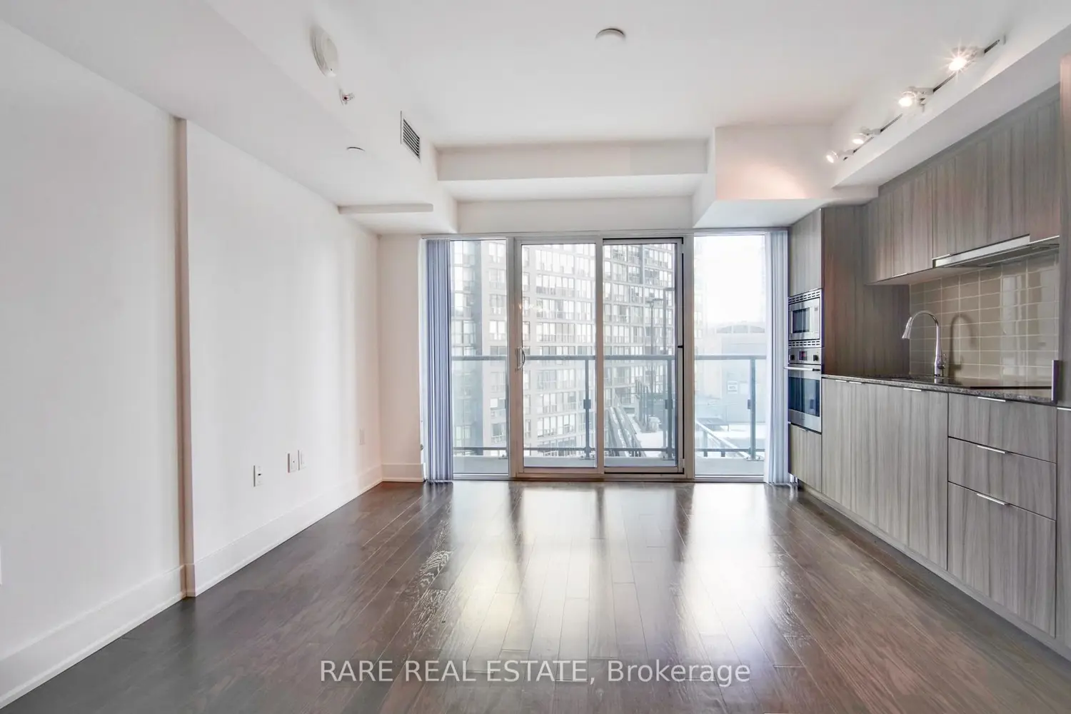 Additional image 7 of 955 Bay Street 1002