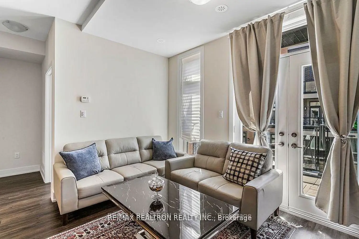 8 Sayers Lane 12 photo 2