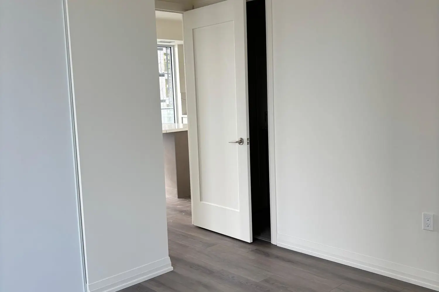8960 Jane Street 1410 photo 2