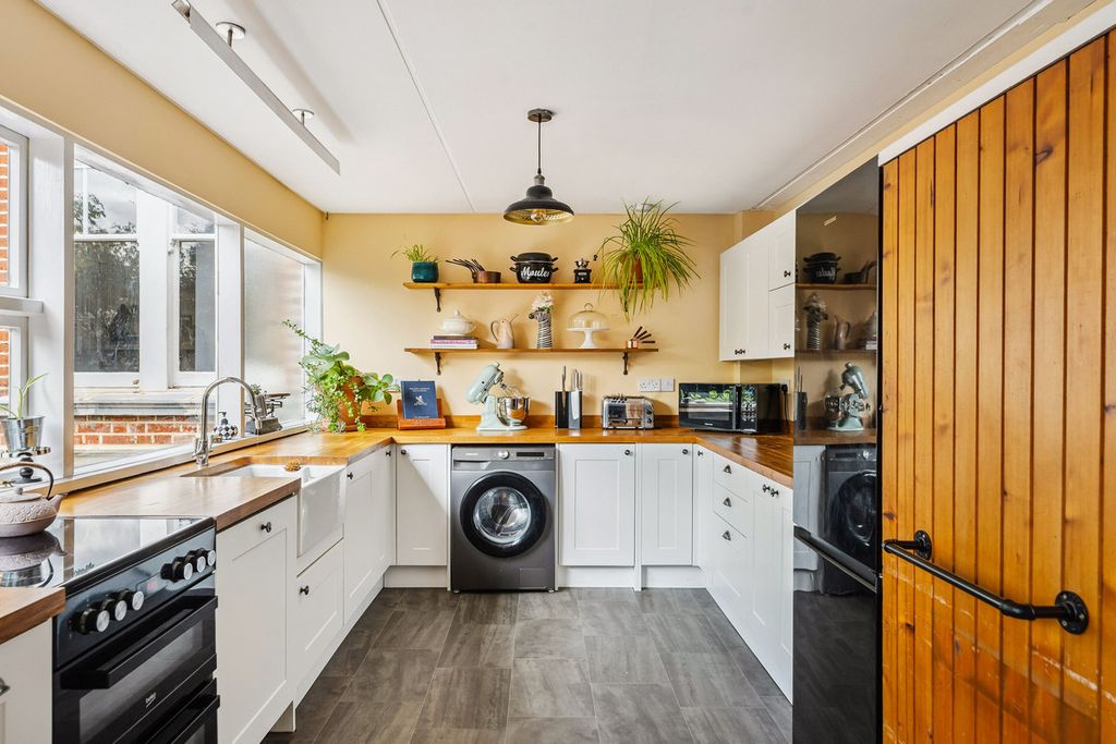 Additional image 19 of 6 bed detached house to rentBridge Road, East Molesey KT8