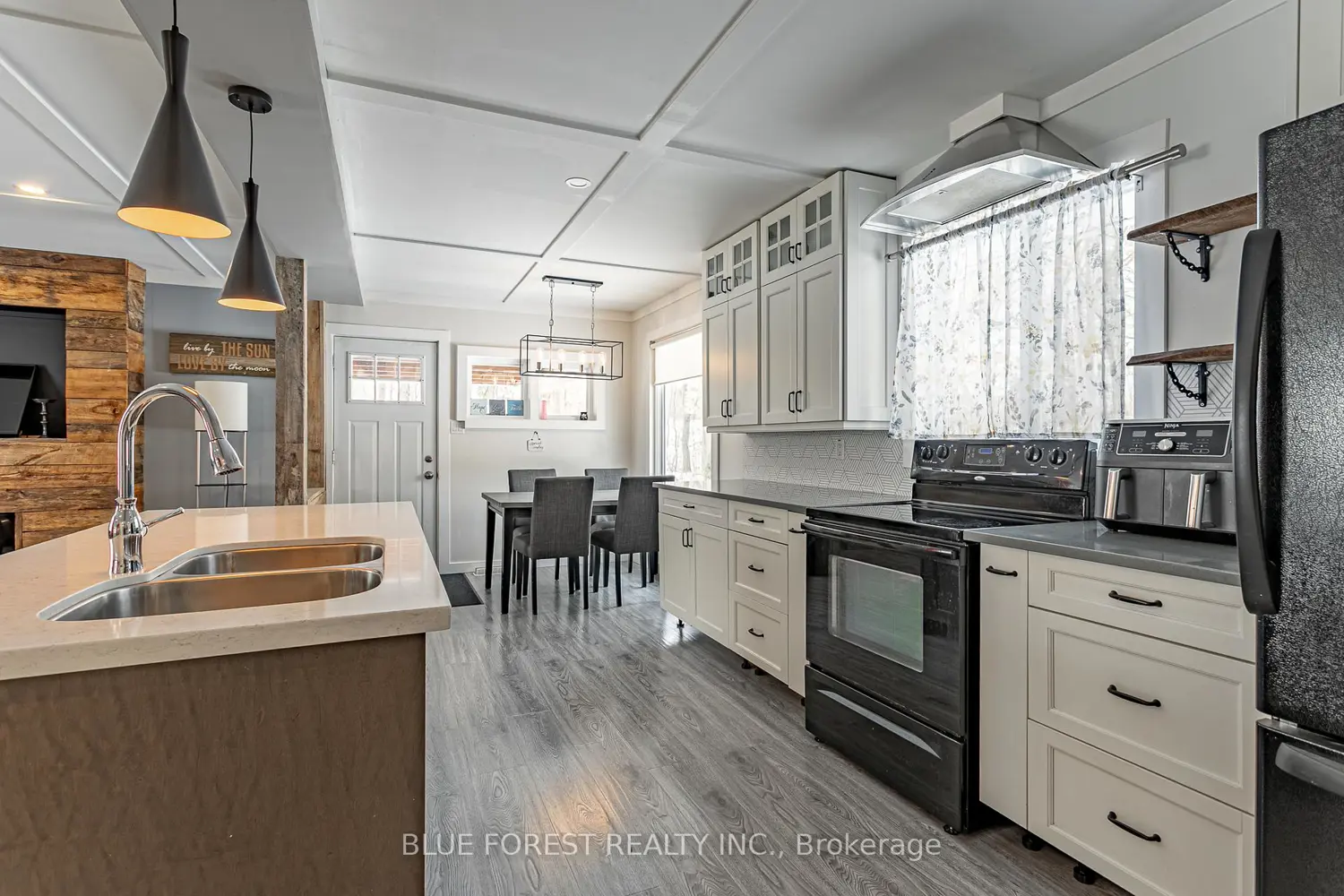 Additional image 5 of 9716 Lakeshore Road