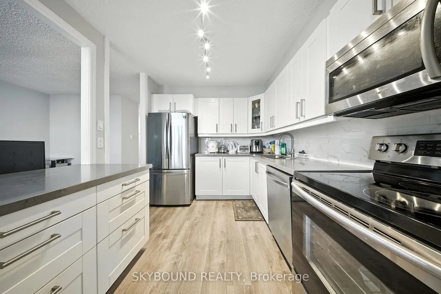 Additional image 10 of 355 Rathburn Road 1204