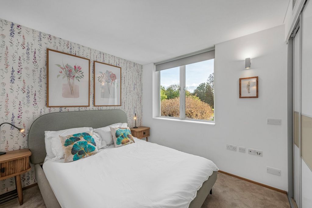 Additional image 3 of 3 bed flat to rentSheen Road, Surrey TW9