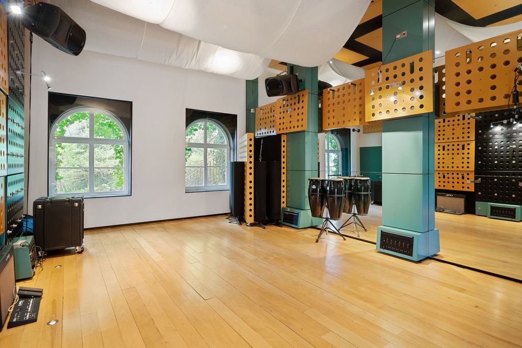 Additional image 39 of 6 bed country house to rentSt. Anns Hill Road, Chertsey KT16