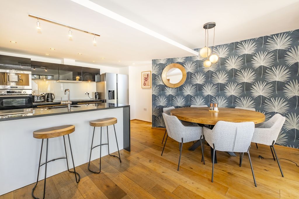 Additional image 2 of 3 bed flat to rentSheen Road, Richmond TW9