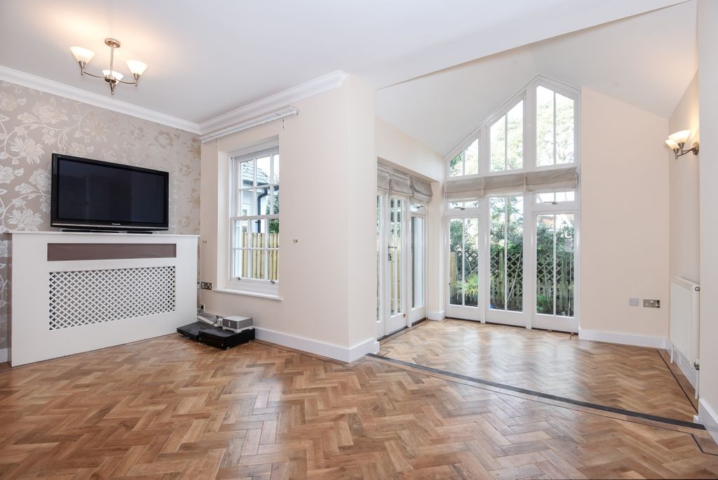 Additional image 2 of 3 bed town house to rentMontacute Mews, Tunbridge Wells TN2