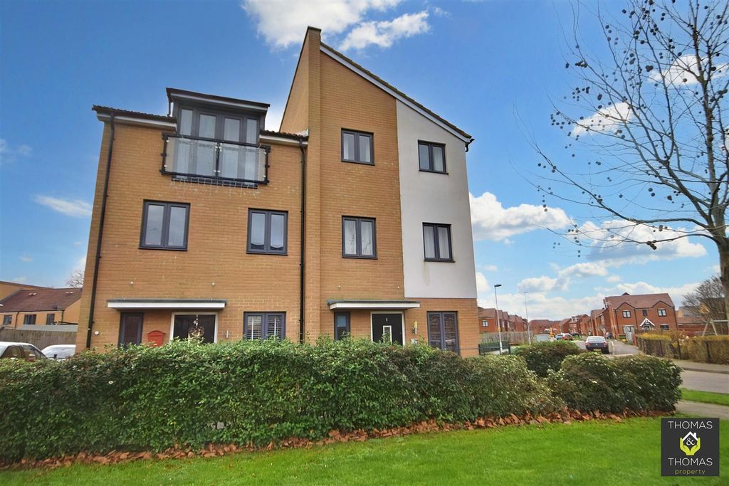 3 bed semi-detached house for saleLime Tree Avenue, Hardwicke GL2