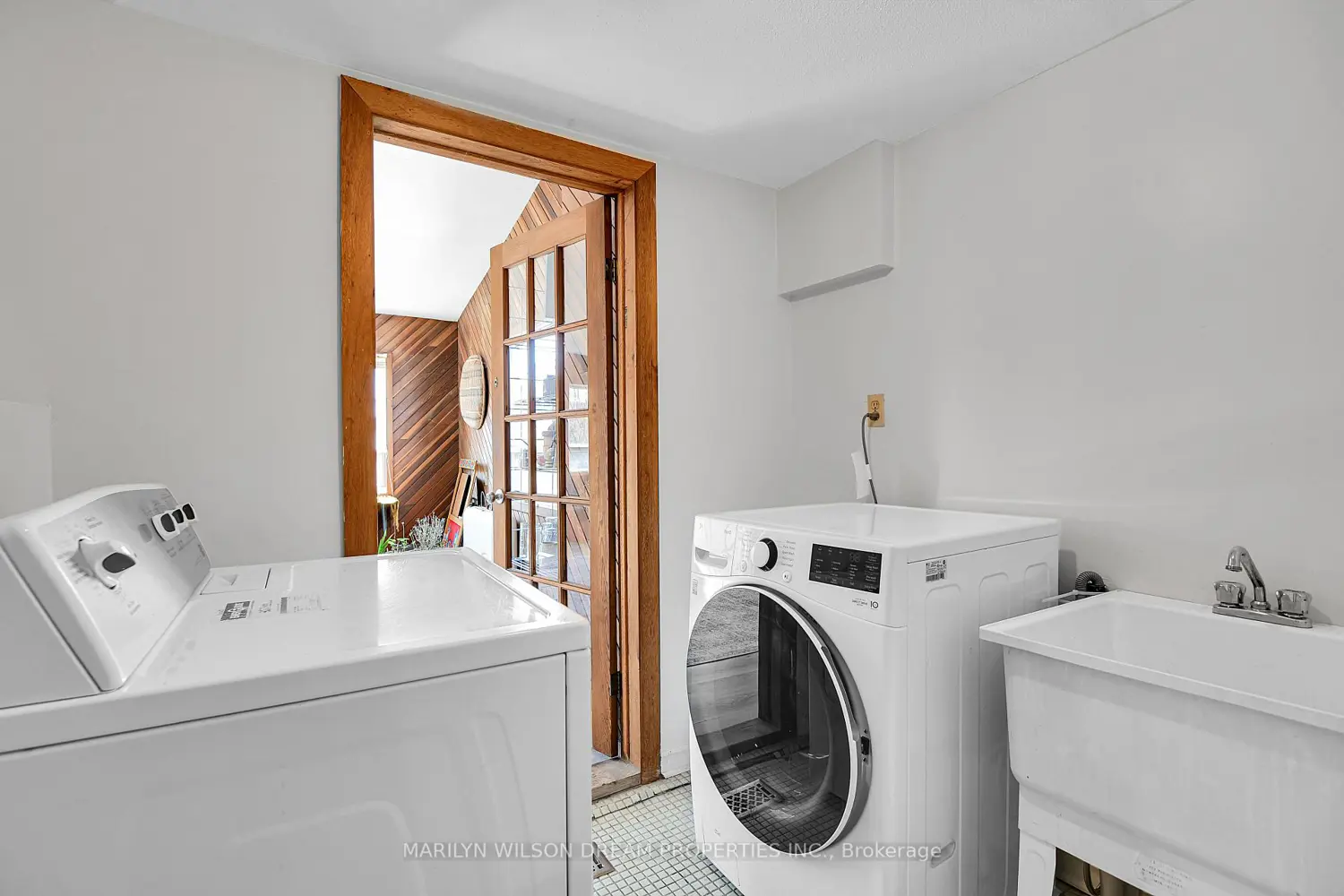 136 James Cummings Avenue photo 3