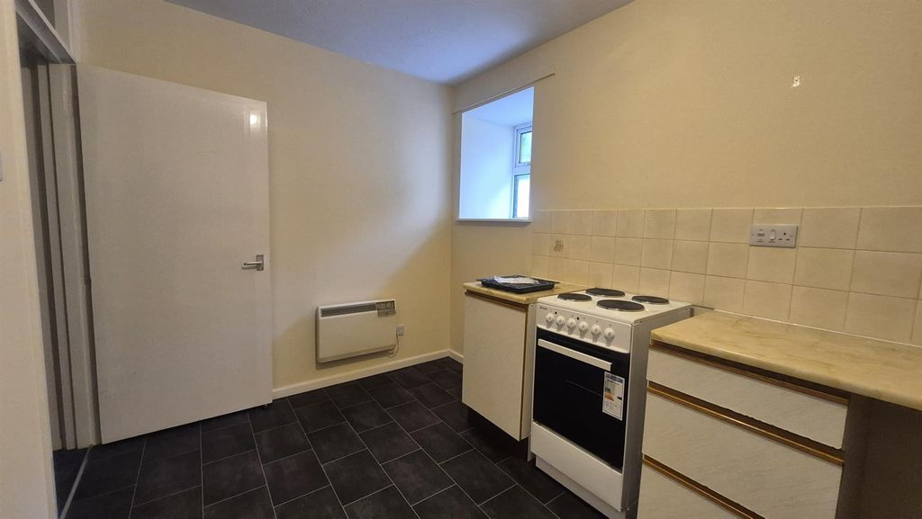 Additional image 5 of 2 bed flat to rentMain Street, Pembroke SA71