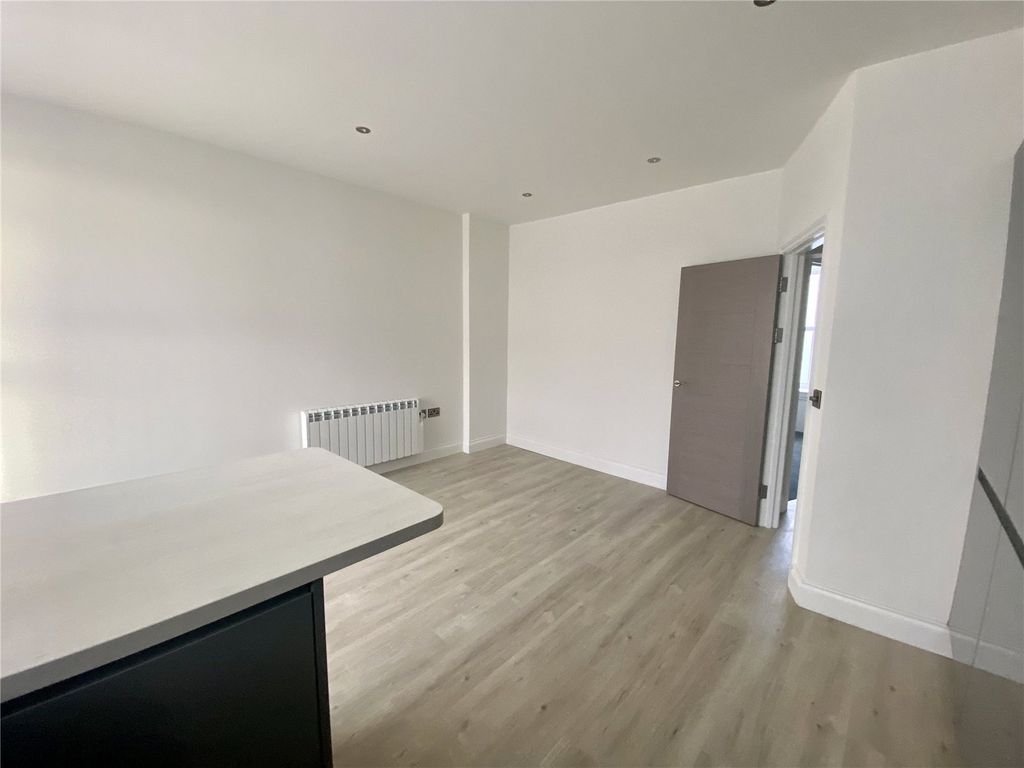 Additional image 4 of 2 bed flat to rentFlat 8, Islay Court, Victoria Street, Tenby SA70