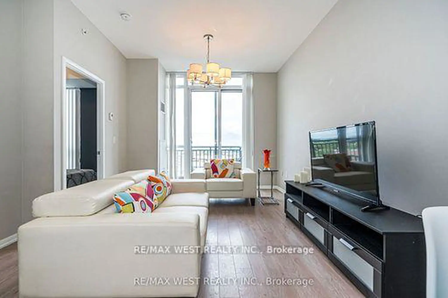 Additional image 6 of 830 Lawrence Avenue 830