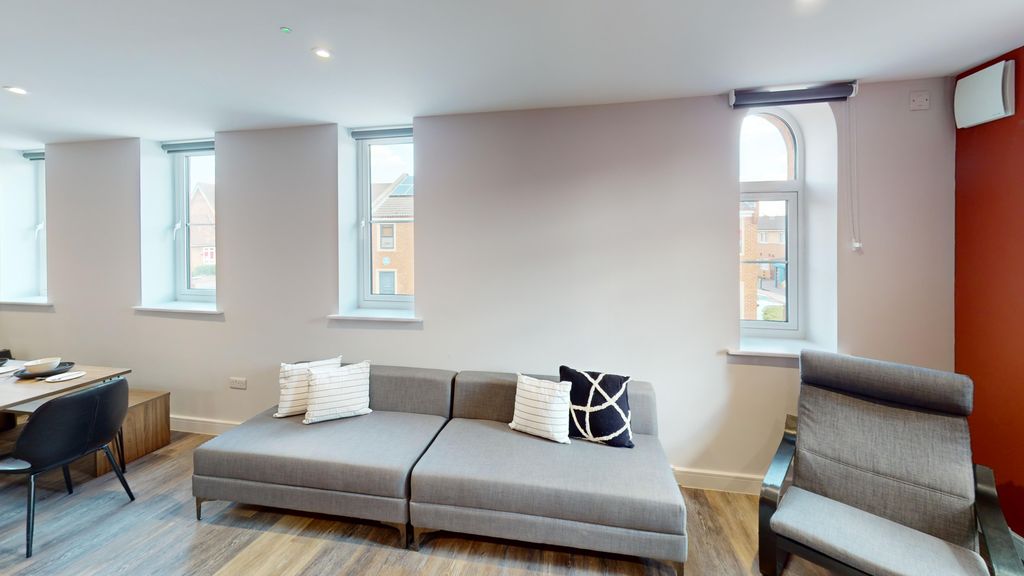 8 bed flat to rentFlat 10, Commercial Point, Wollaton Road, Beeston, Nottingham. NG9