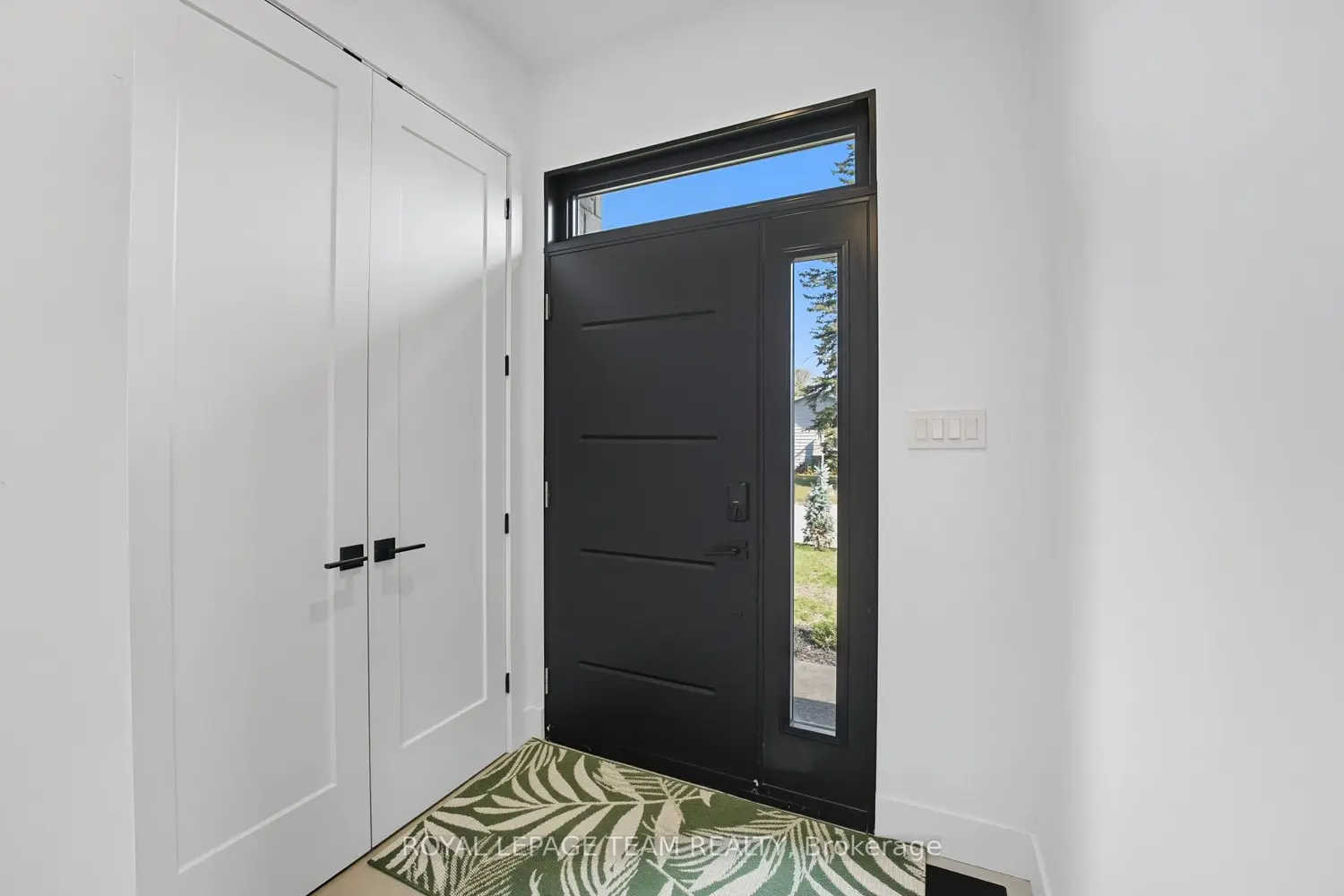 984 Watson Street photo 2