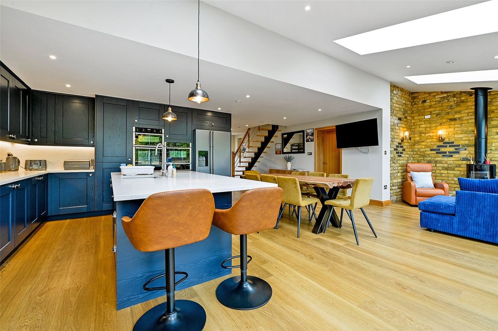 Additional image 5 of 4 bed semi-detached house to rentLuker Avenue, Henley-On-Thames, Oxfordshire RG9