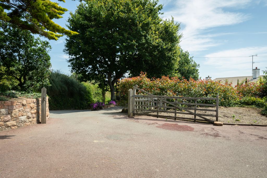 Additional image 3 of 5 bed detached house to rentLe Petit Catillon, Grouville, Jersey JE3
