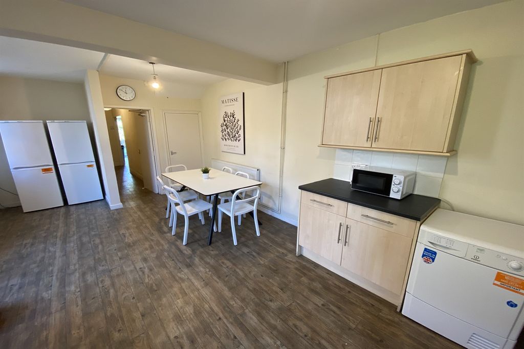 6 bed shared accommodation to rentBroadgate, Beeston NG9 photo 4