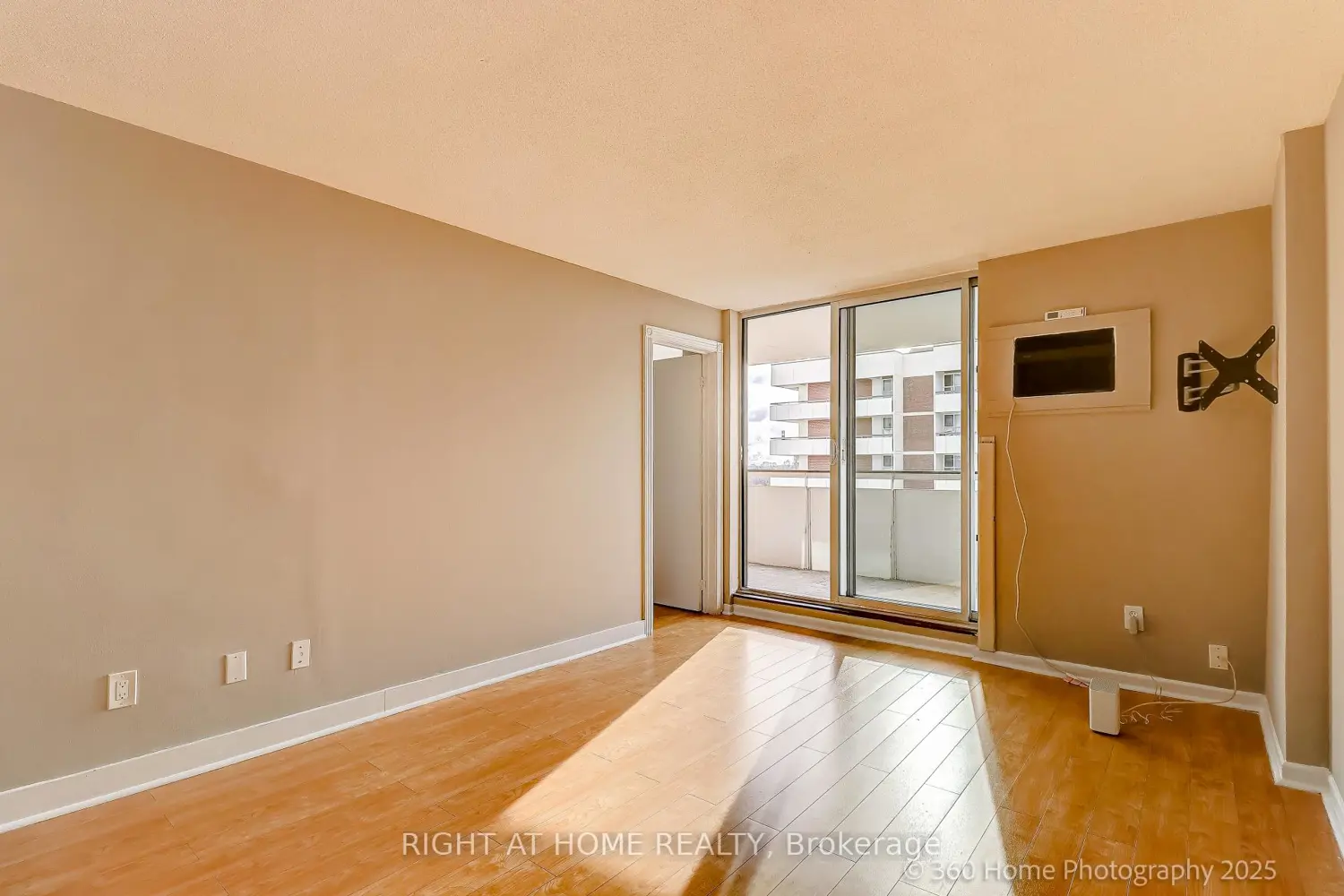 Additional image 9 of 1 Royal Orchard Boulevard 1107