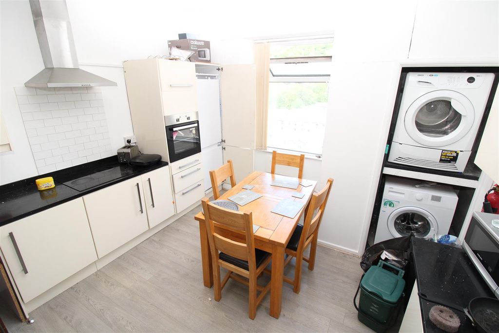 3 bed flat to rentWood Road, Treforest CF37
