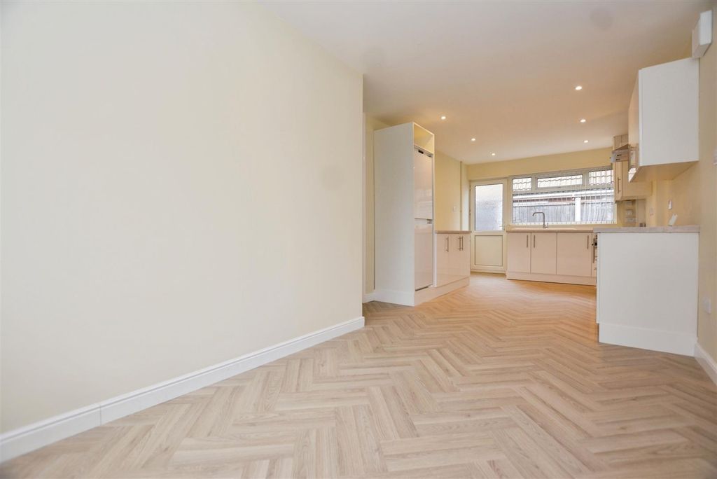 Additional image 5 of 3 bed detached bungalow to rentNorfolk Avenue, Burton-Upon-Stather, Scunthorpe DN15