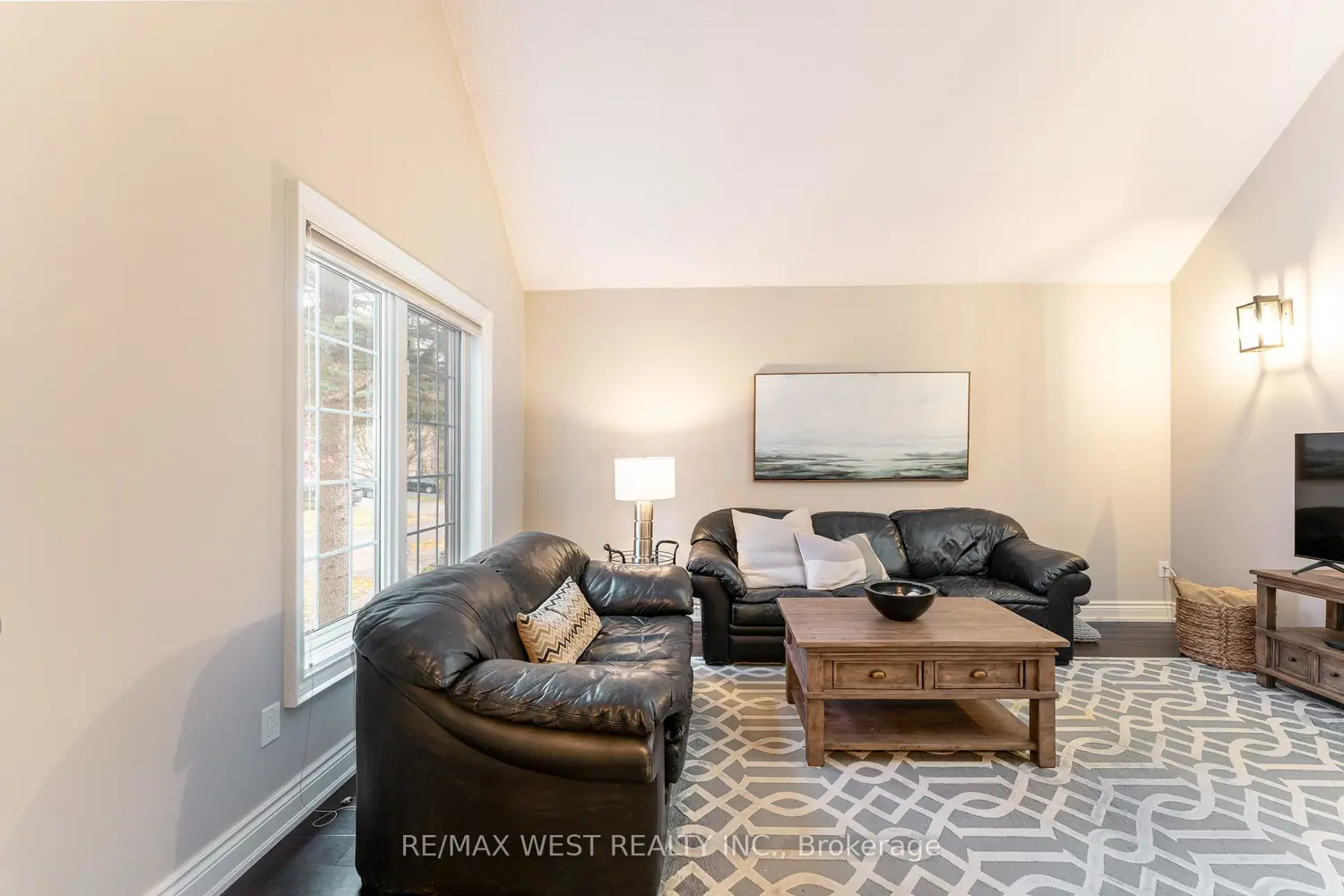 18 Harrowsmith Place photo 3