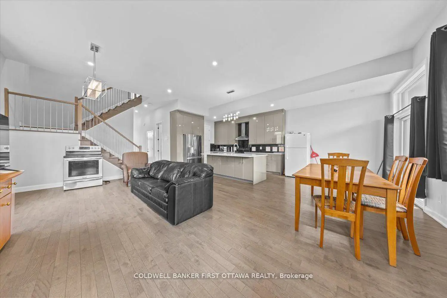 562 Queen Mary Street photo 5