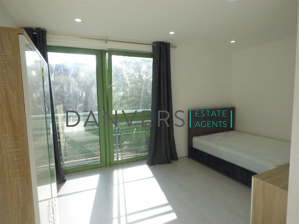 3 bed flat to rentWestern Boulevard, Leicester LE2 photo 5
