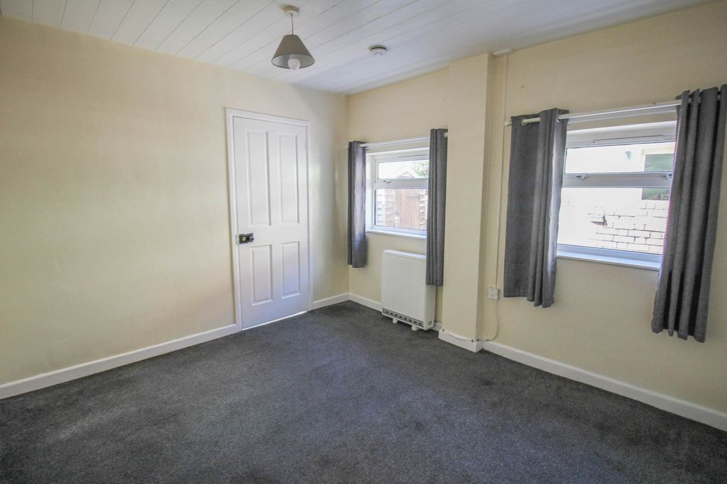 1 bed flat to rentLocking Road, Weston-Super-Mare BS23 photo 2