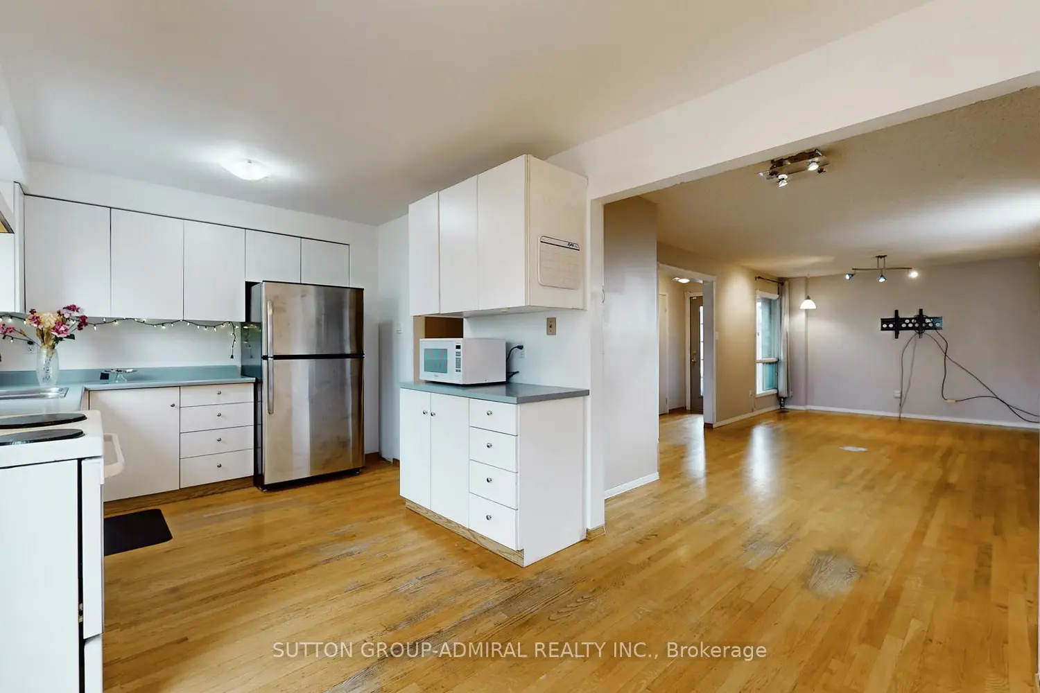 93 Patrice Crescent photo 4