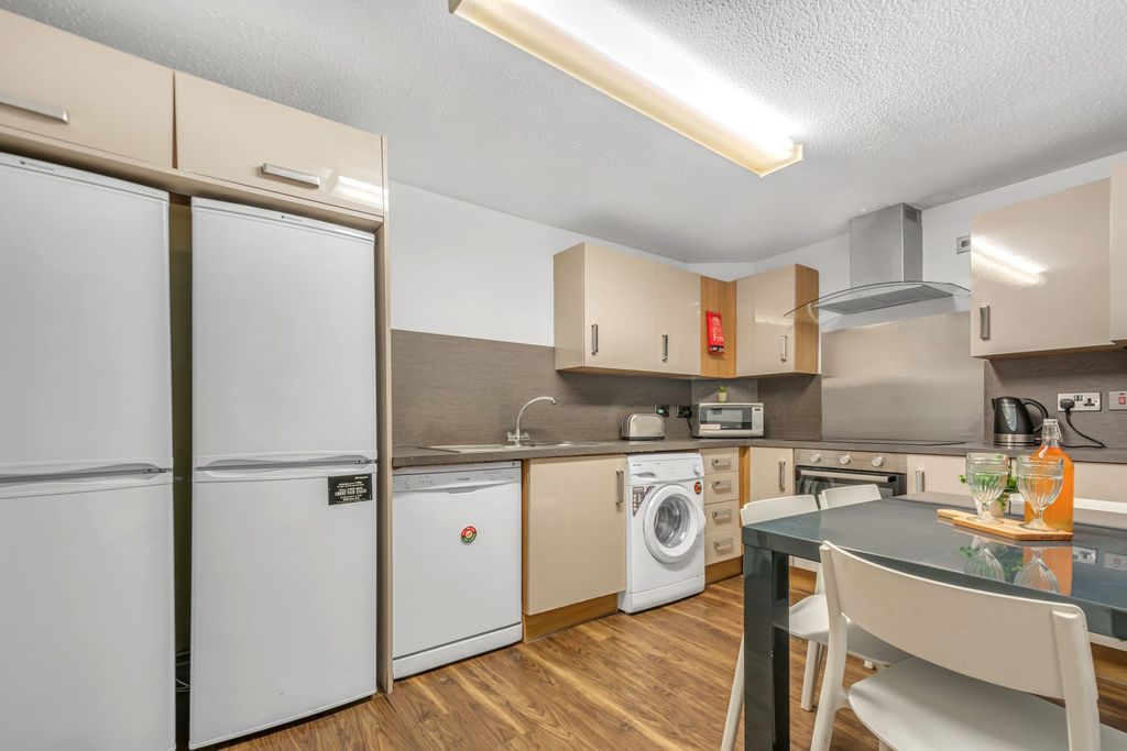Additional image 2 of 7 bed shared accommodation to rentThe Village Street, Leeds LS4