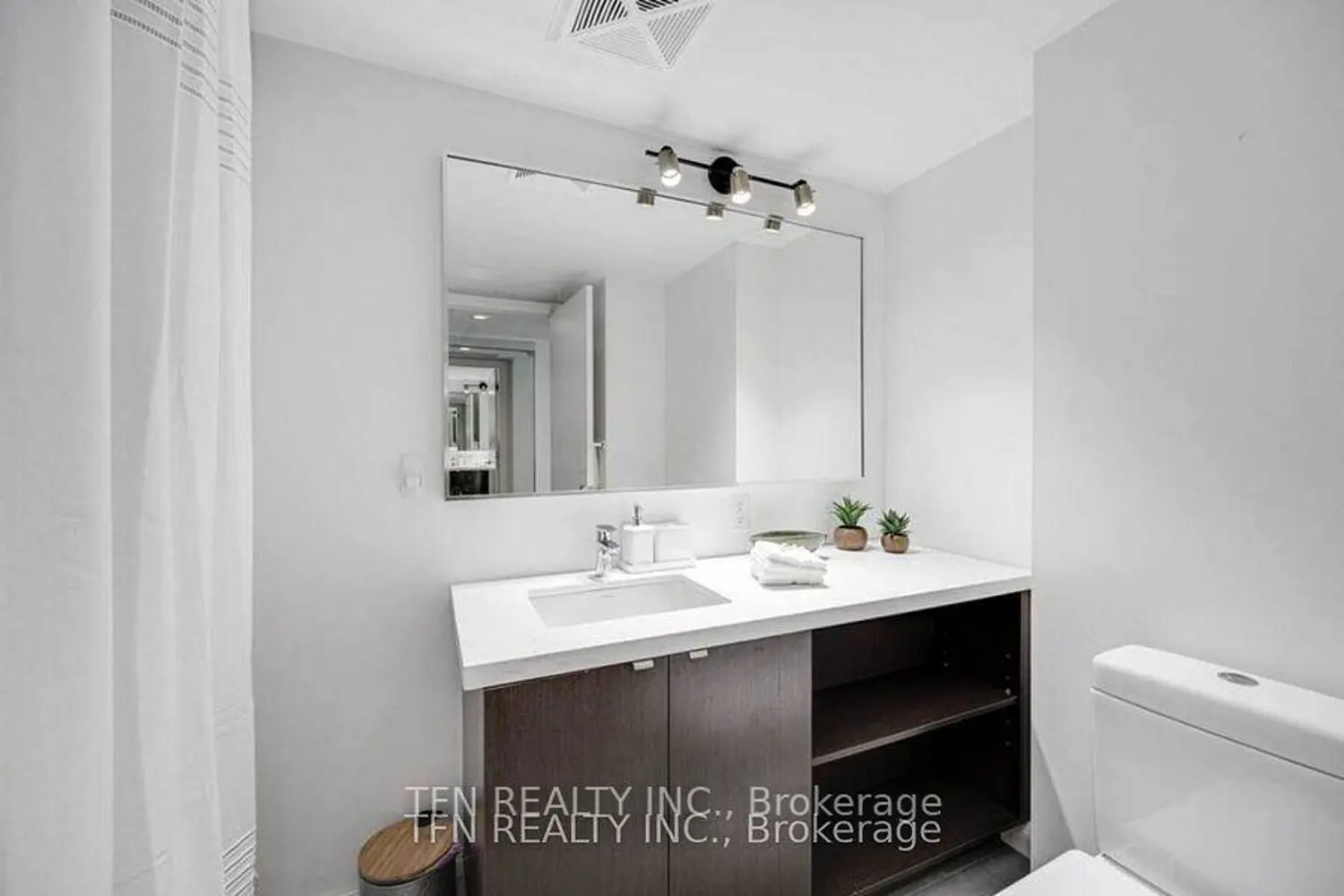 Additional image 15 of 155 Yorkville Avenue 2910