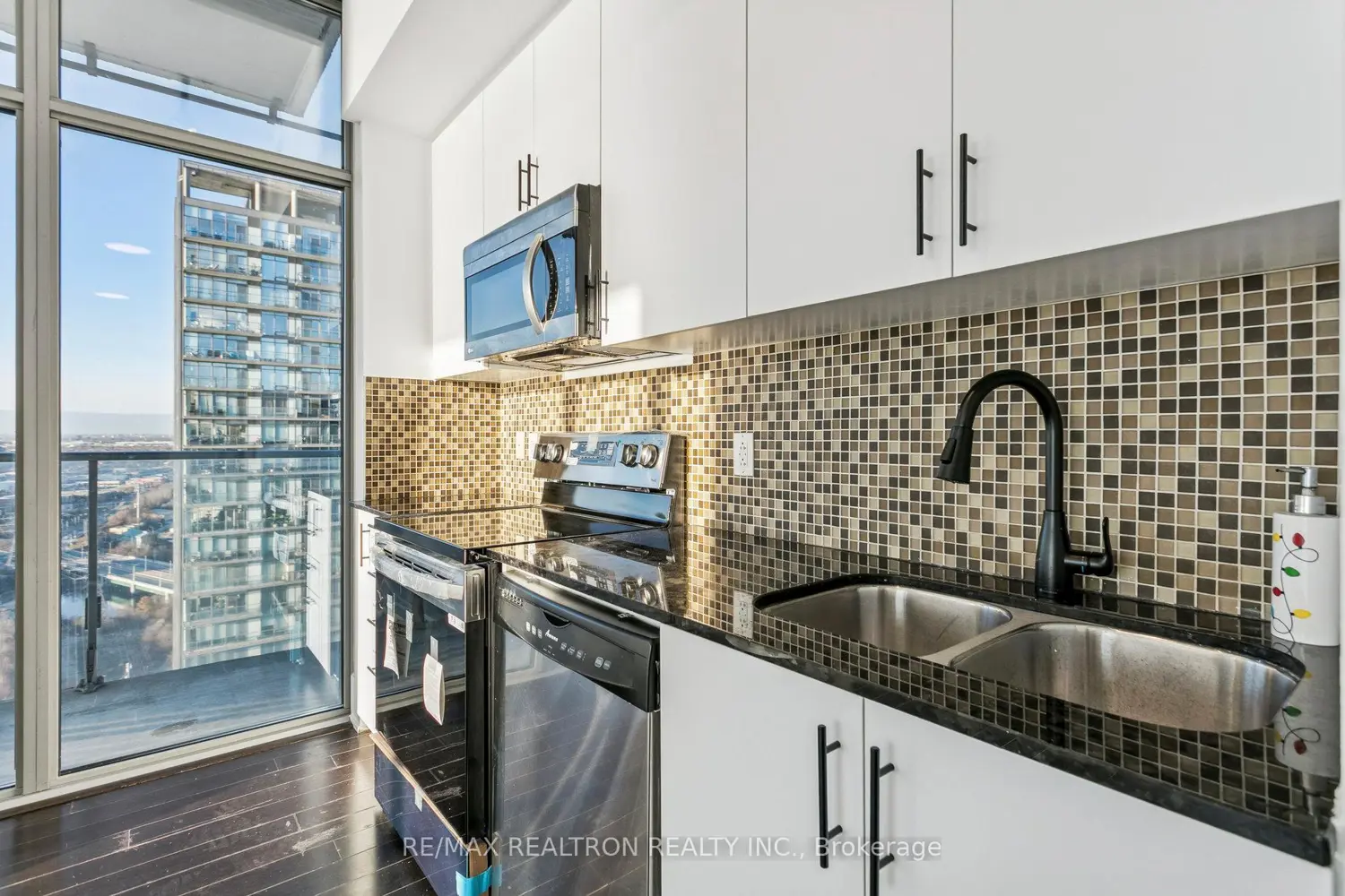 Additional image 6 of 103 The Queensway 2805